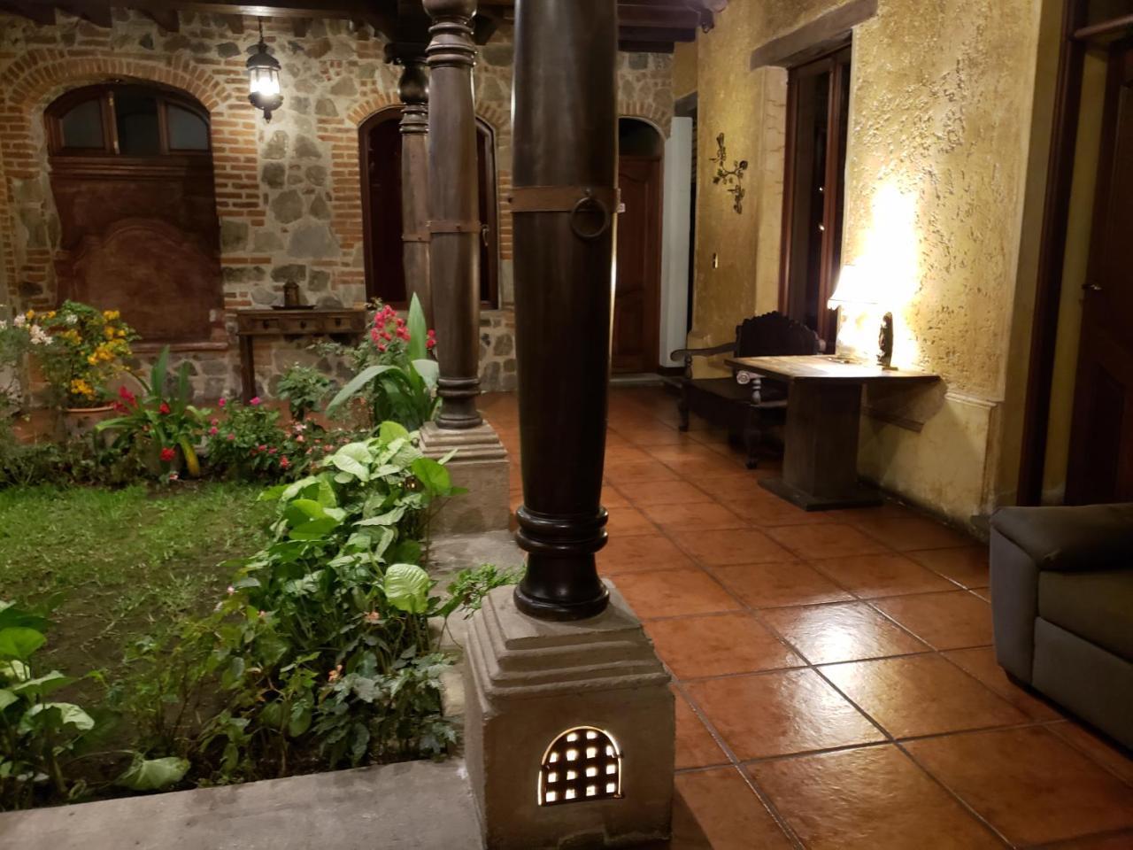 La Casa De La Alameda Antigua Exterior photo
